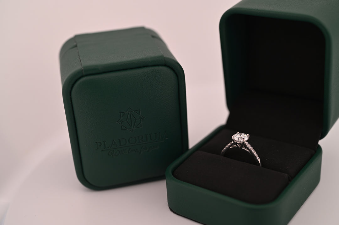 Inel de logodnă din aur si platina cu diamante lab grown în cutie elegantă Pladorium, simbol al iubirii pure și prețioase, cadou ideal pentru ea.