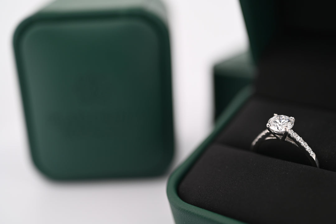 Inel de logodnă din platină cu diamant lab grown de 1 ct, prezentat elegant în cutie verde, simbol al iubirii pure.