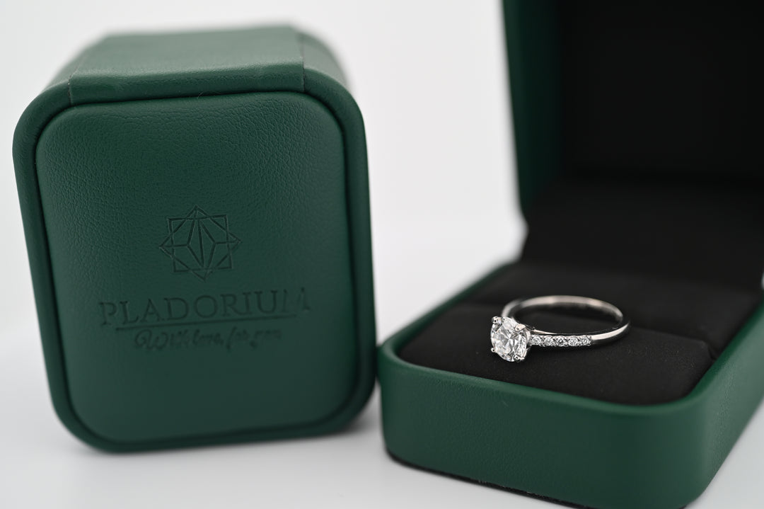 Inel de logodnă elegant din platină cu diamant lab grown, prezentat într-o cutie de lux Pladorium, simbol al unei iubiri pure și eterne.