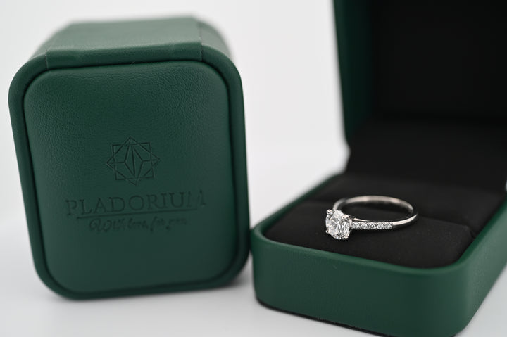 Inel de logodnă elegant din platină cu diamant lab grown, prezentat într-o cutie de lux Pladorium, simbol al unei iubiri pure și eterne.