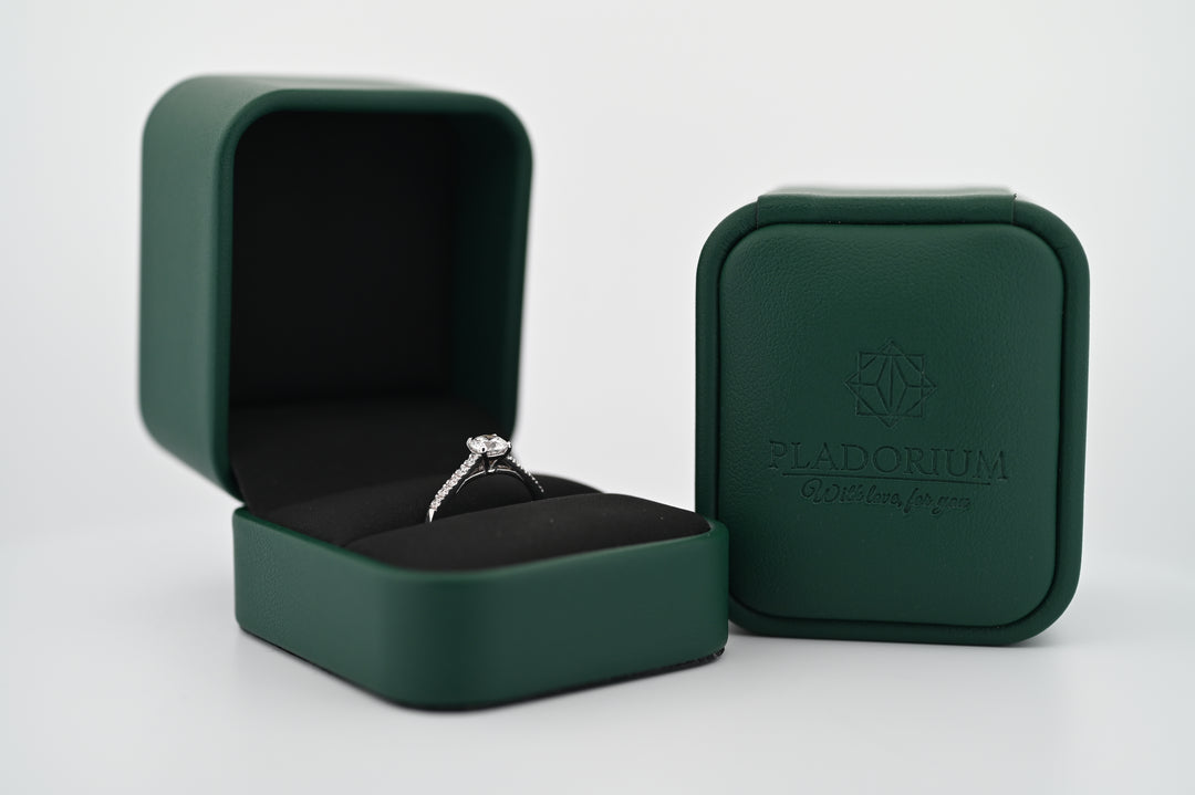 Inel de logodnă cu diamante naturale în cutie elegantă verde de la Pladorium, cadou perfect pentru femei, lux și accesibilitate.