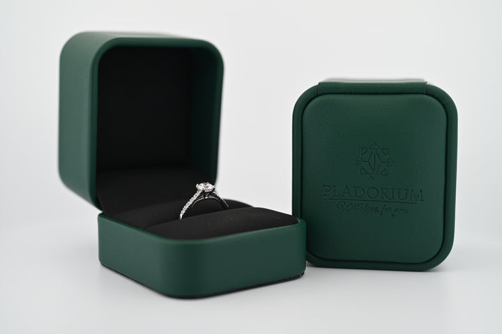 Inel de logodnă cu diamante naturale în cutie elegantă verde de la Pladorium, cadou perfect pentru femei, lux și accesibilitate.