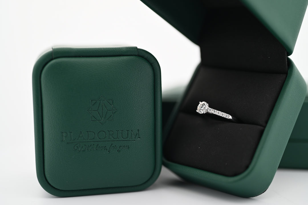 Elegant inel logodnă Pladorium din aur si platina cu diamant central de 0.5 ct, în cutie verde, cadou ideal pentru femei.