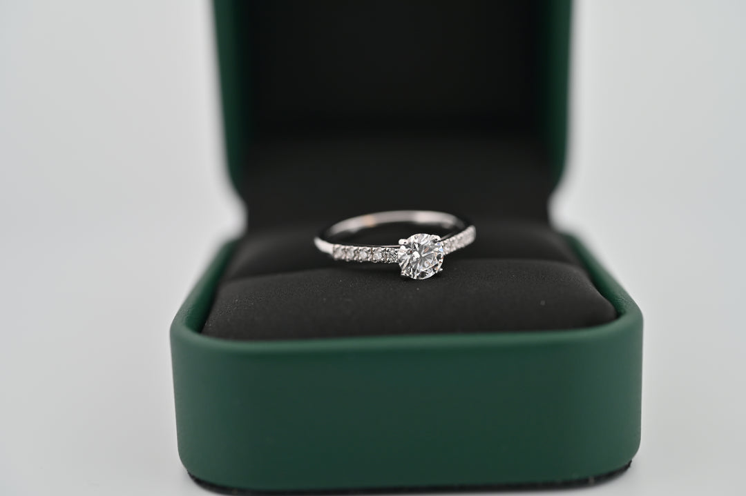 Inel logodnă elegant cu diamante naturale, aur si platina, cadou premium pentru femei. Bijuterie lux pentru momente speciale.