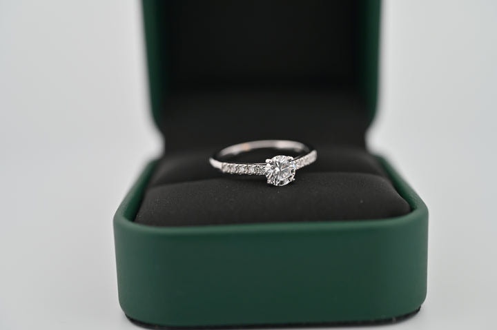 Inel logodnă elegant cu diamante naturale, aur si platina, cadou premium pentru femei. Bijuterie lux pentru momente speciale.