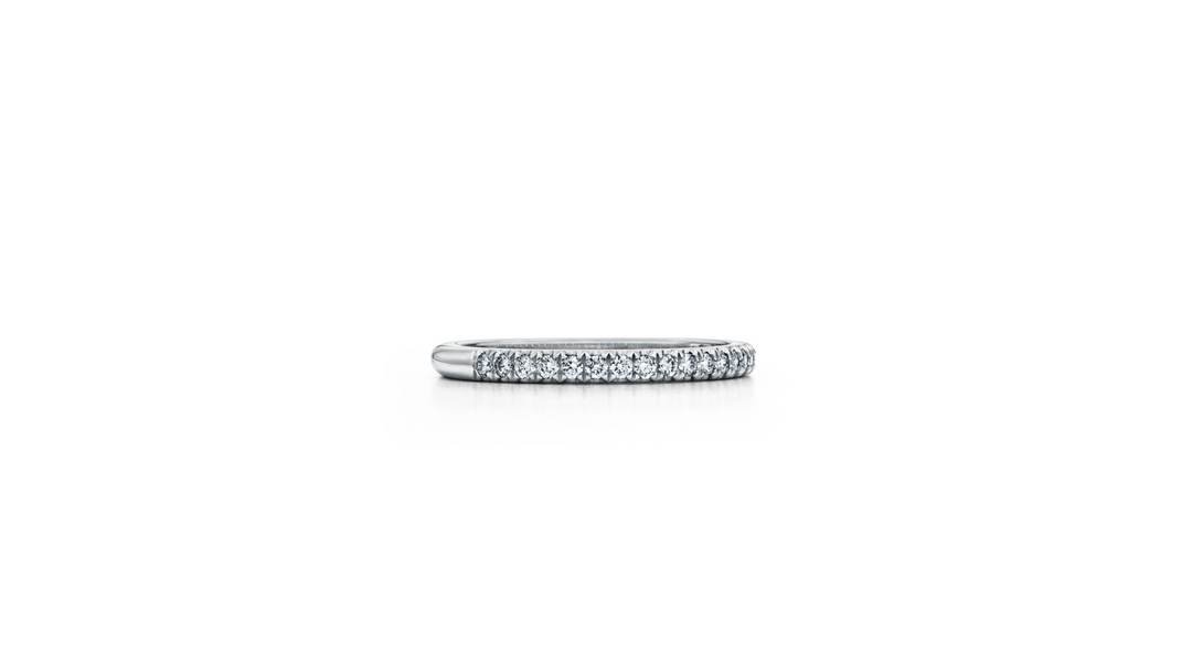 Inel Half Eternity din aur sau platină cu diamante lab grown 2ct, simbol al eleganței și dragostei eterne, perfect pentru cadou.