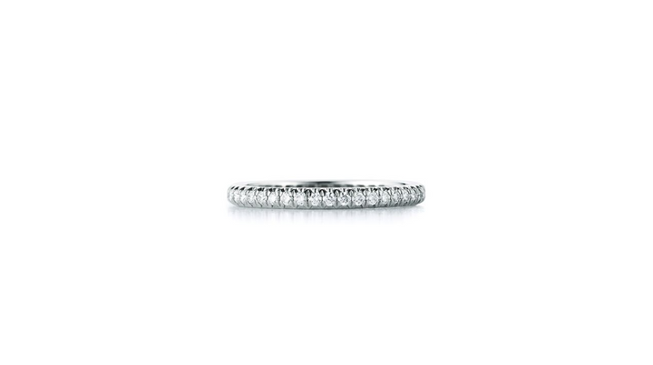 Inel eternity din aur/platină cu diamante 4ct lab grown, simbol al iubirii eterne, elegant și accesibil, cadou ideal pentru femei.